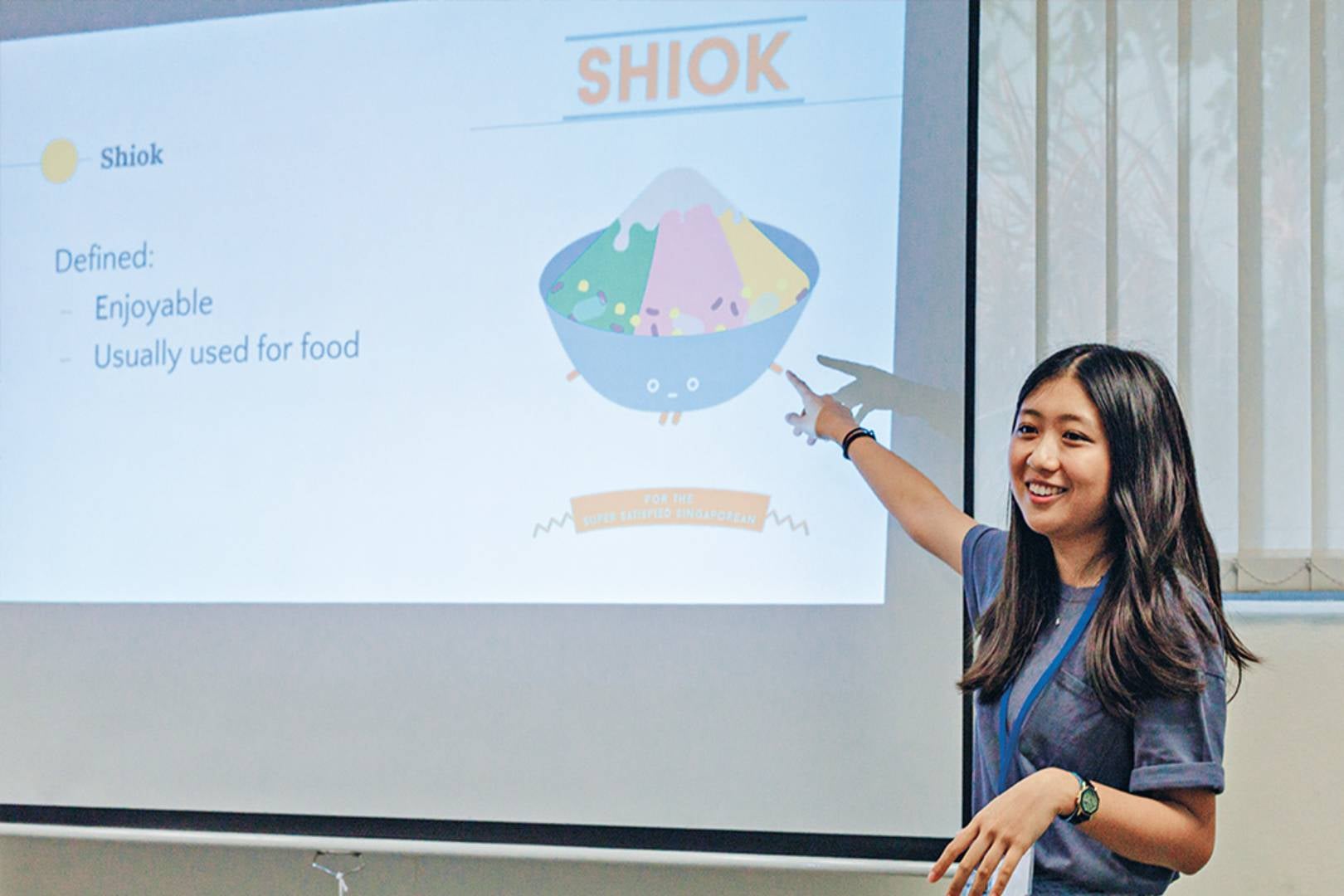 NUS iCARE student volunteers introducing international students to Singapore’s unique culture during a ‘Singlish & Food Hunt’ event.