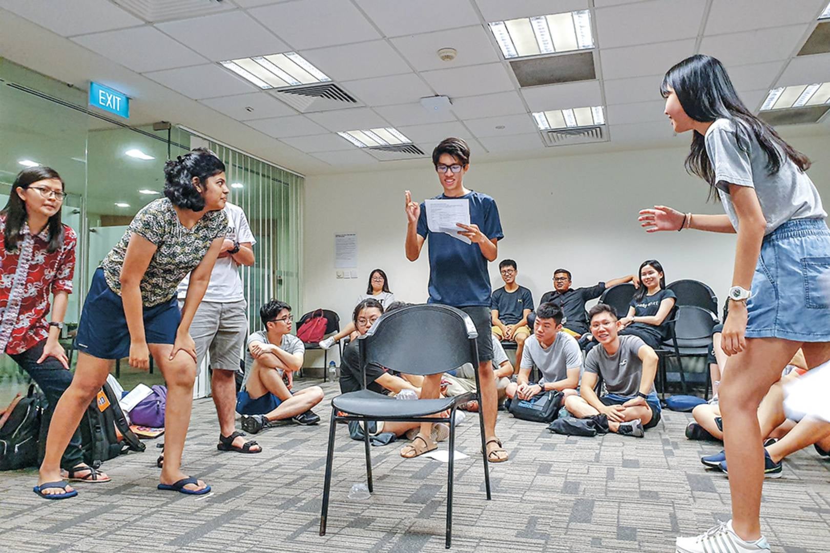 Local students signing up for NUS iCARE’s SG Kaki Student Buddy programme to befriend international students.