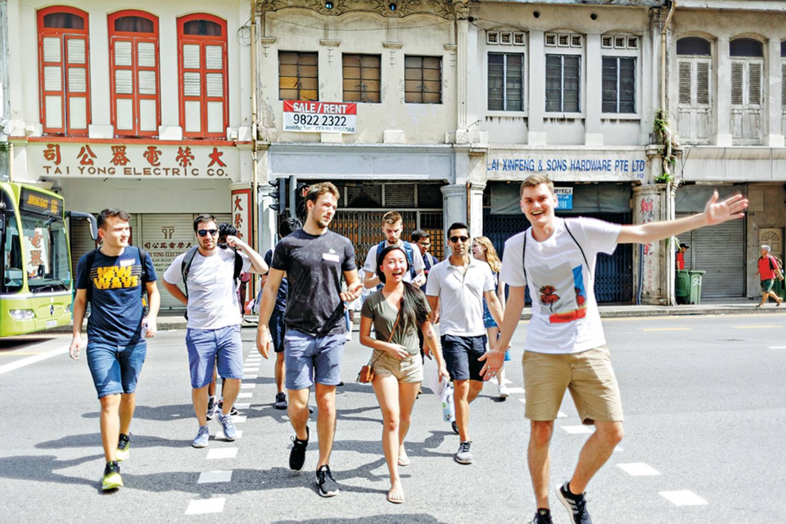 NUS iCARE student volunteers introducing international students to Singapore’s unique culture during a ‘Singlish & Food Hunt’ event.