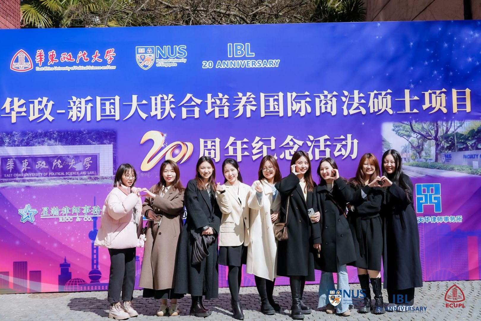 All smiles from alumnae in the beautiful spring weather.
