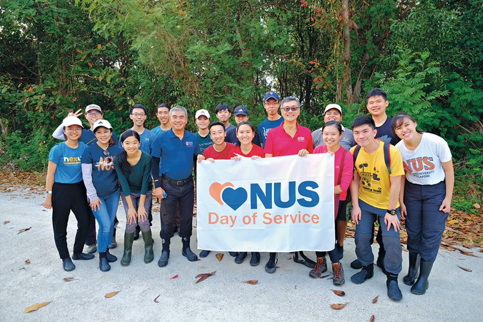 Prof Tan and Mr Toh rolled up their sleeves and joined the NUS community during the NUS Day of Service.