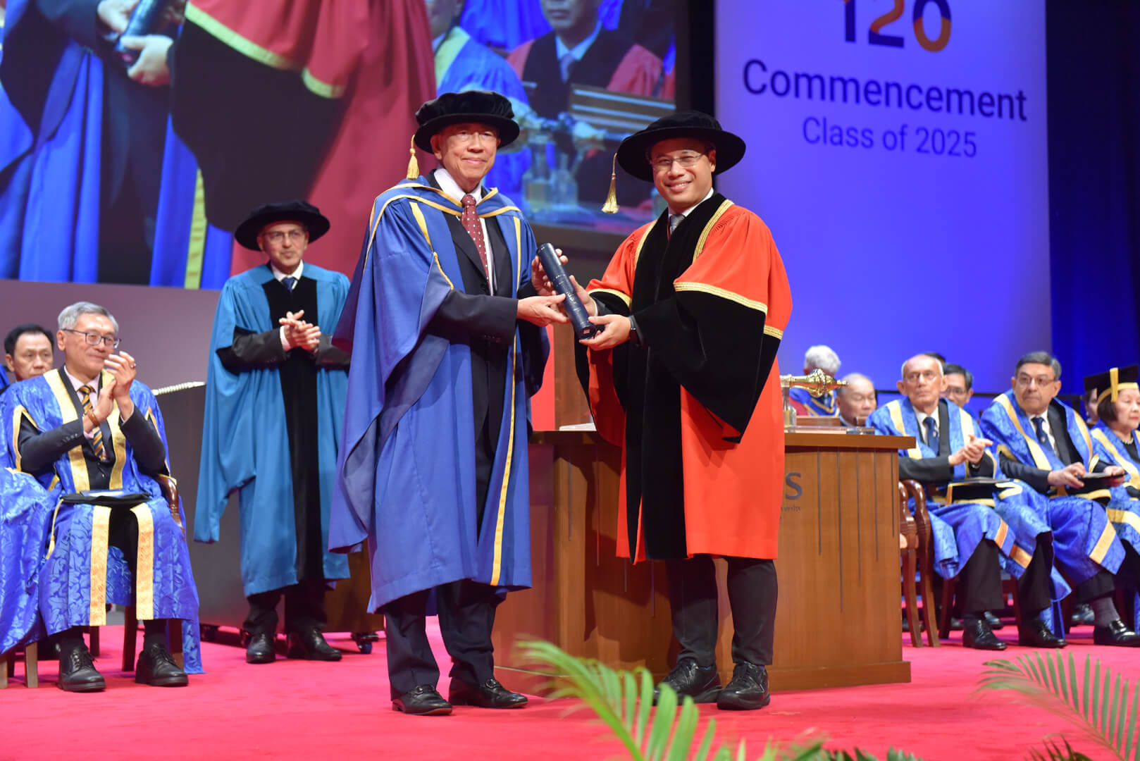 Mr Wong Ngit Liongreceiving the honorary degree from Mr Desmond Lee, Minister for Education and Minister-in-Charge of Social Services Integration, who presided over the conferment ceremony.
