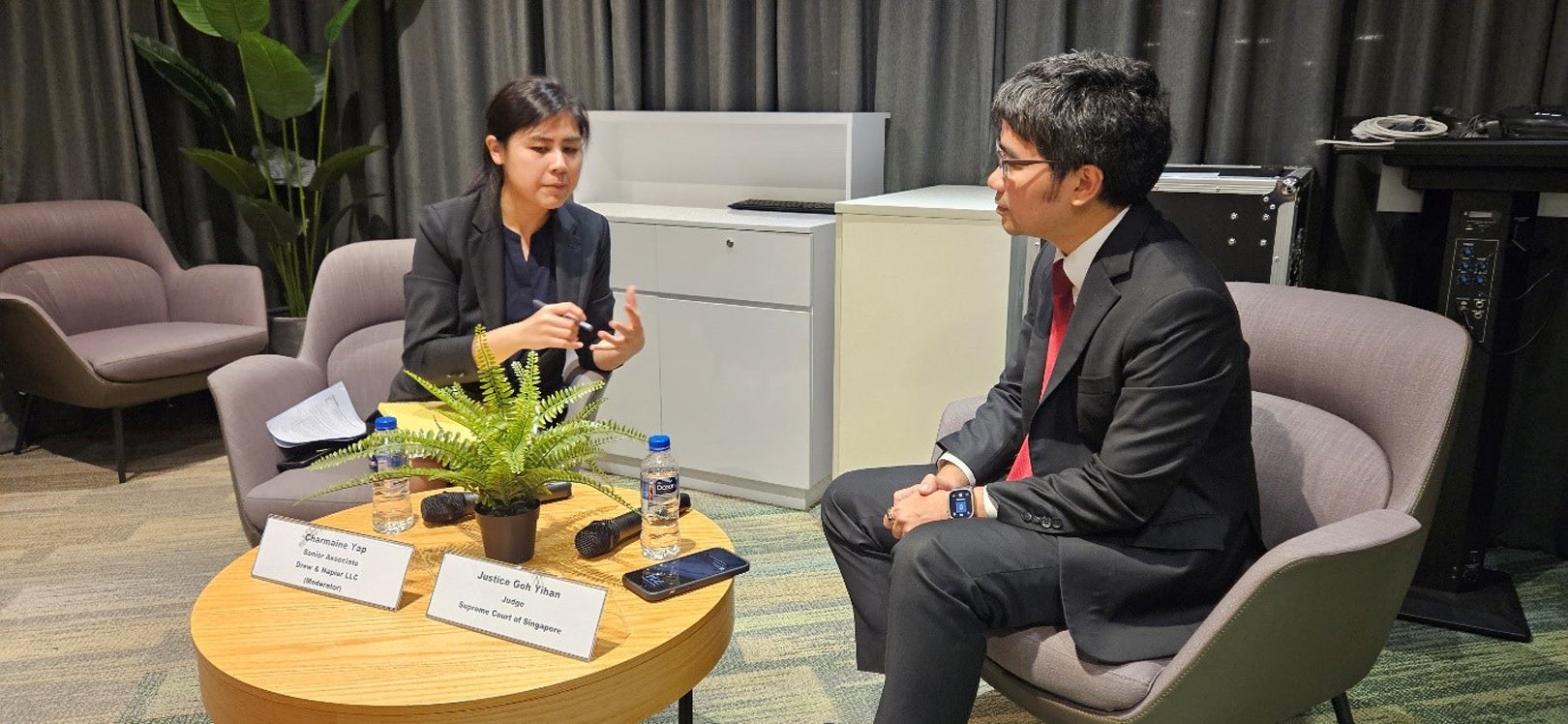 Ms Yap, as Co-Chair the Law Society of Singapore’s Young Lawyers Committee, moderating a dialogue with Deputy Attorney-General of Singapore Mr Goh Yihan (Law ’06).