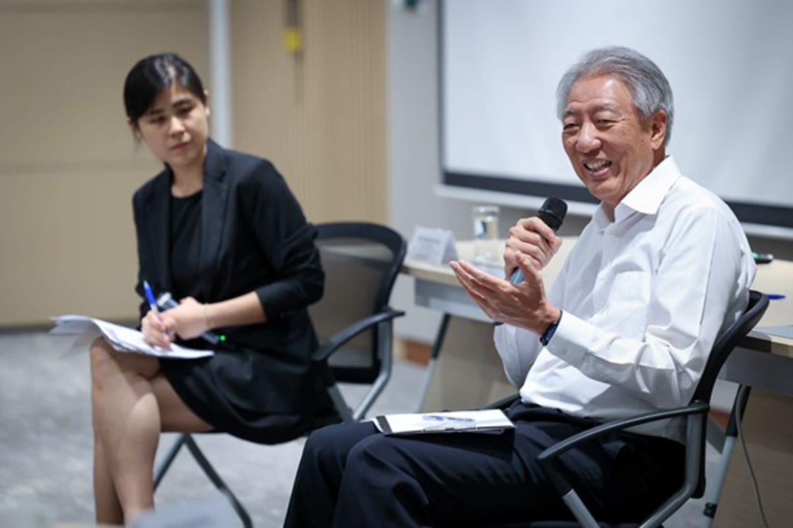 Ms Yap, as Co-Chair the Law Society of Singapore’s Young Lawyers Committee, moderating a dialogue between young lawyers and then-Senior Minister Mr Teo Chee Hean.